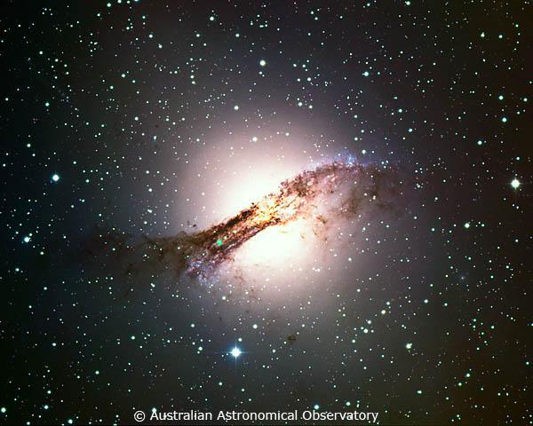 Az NGC 5128 jelű elliptikus galaxis a Centaurus (Cen) csillagképben, amely roppant energiájú rádióforrás. (Forrás: David Malin, AAO.