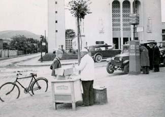 1931-1932-ben készültek az elsô tervek, modern stílusban, mert a ferences szerzetesek háztörténetében olvasható, azért választották a modernet mert az jóval olcsóbb!