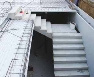 A klasszikus, egyenes lépcsőket széles választékban gyártjuk, az előzőekben tárgyalt táblázatban szereplő adatokkal. A lépcsőkar szélessége maximum 150 cm lehet. Speciális szerkezeti esetekben (pl.