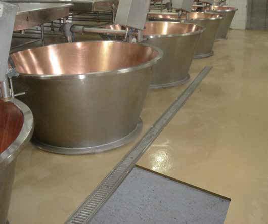 Poliuretán-cement nagy kémiai ellenálló képességű ipari padló rendszer a tejipar és borászatok számára.