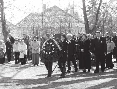 sírjánál. Az ünnepség 10 órától az Alberti Evangélikus Templomban folytatódott, ahol Istentisztelettel adóztak a jelenlévők a for- KÖZÉLET Megemlékezések március 15-én radalom hőseinek emléke előtt.