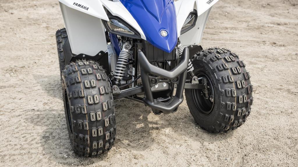 A Yamaha YFZ450R versenyquaddal megegyező stíluselemekkel ellátott quad minden gyermek álma.