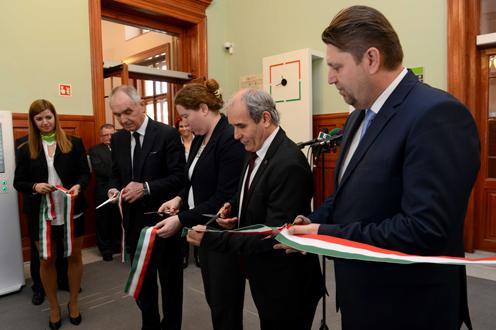 Kormányablak minden tekintetben megfelelő környezetet kell biztosítani az utasoknak. Ezért is újították fel a vasútállomást. A MÁV Zrt.