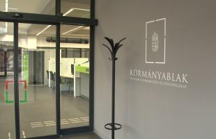 Kormányablak Egységes nyitva tartás a megyeszékhelyen Módosult a pénteki ügyfélfogadási idő a Somogy Megyei Kormányhivatal Kossuth tér 1. szám alatti kormányablakában, így a hét utolsó munkanapján 14.