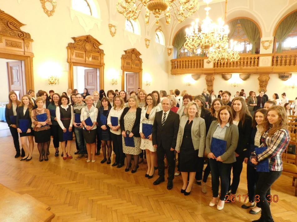 Kormányablak Felkészültebb kollégák és gyorsabb ügyintézés Országosan 807-en, Somogyból 44-en végezték el a kormányablak ügyintézői képzést. Az ezt igazoló oklevelet vehették át a hallgatók 2017.