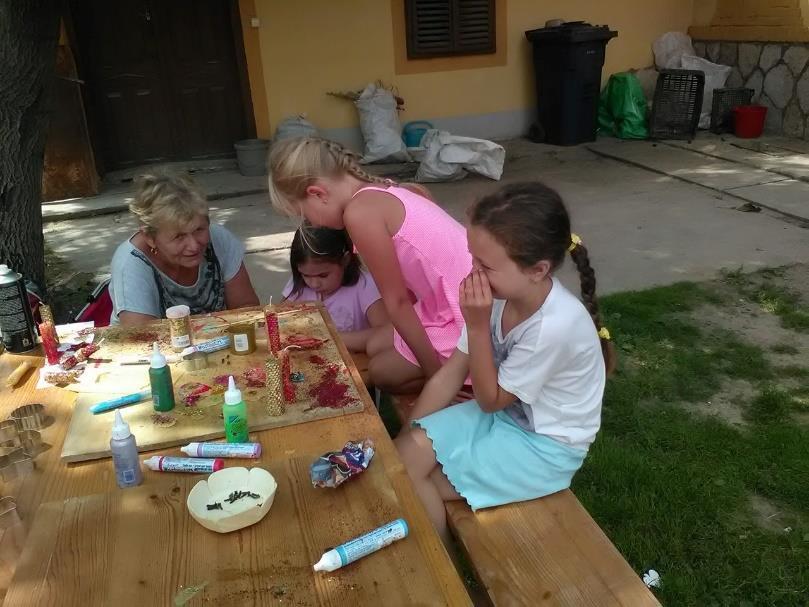 Régi Mesterségeket Felelevenítő Egyesület Kézműves tábor Július 16-án tartottuk a kézműves táborunkat. Tizennyolc gyerek jelentkezett, két korosztályra bontottuk őket.