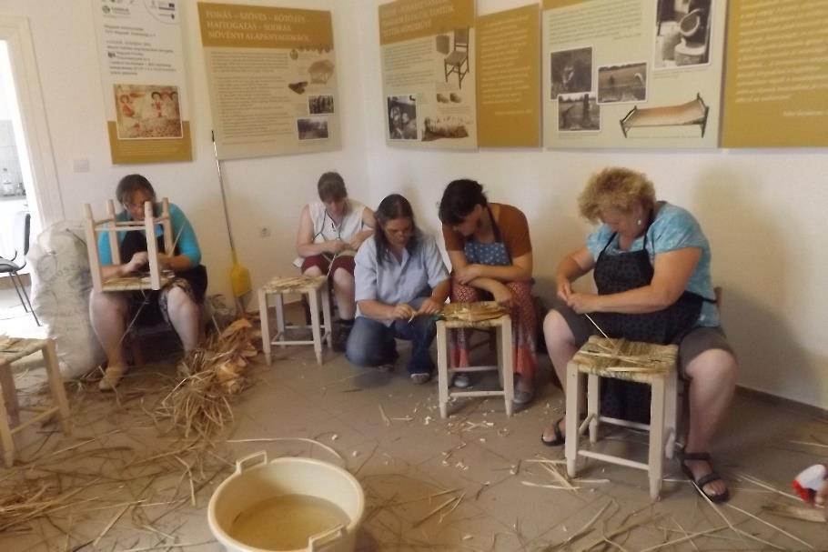 Nagyon szép alkotások is születtek. A kicsikkel pedig csuhé virágokat, lovakat kis kosarakat csináltunk.