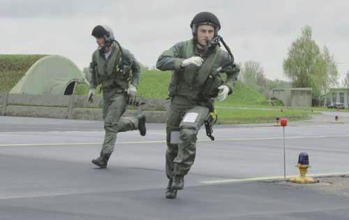 122 A repülésirányítás alapjai 54. ábra Készültségi pilóták riasztáskor rohannak a harcászati repülőgépeikhez Forrás: Aviation-News.co.