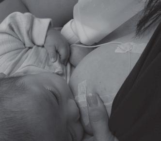 A csövet a gyermek felső ajka közelében tartva húzza a babát közel a mellhez, így az elfogadja mind a mellet, mind a