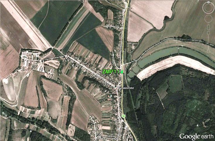 A harmadik mérési pontot (ZMP11) a közigazgatásilag Pakshoz tartozó Dunakömlődön, a 6-os főúttal párhuzamos Szabadság utca 10/B házszámú lakóingatlan előtt