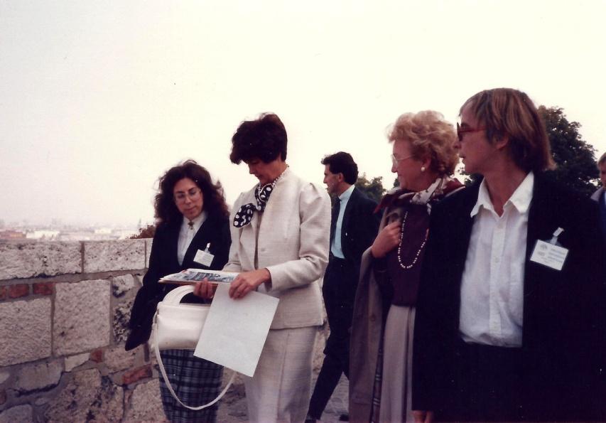 6/15 Fordulópontok / ISDS 1987 Szilvássy Judit a Magyar ISDS Nemzeti Központ igazgatója Marie Rosenbaum, az ISDS Nemzetközi Központ