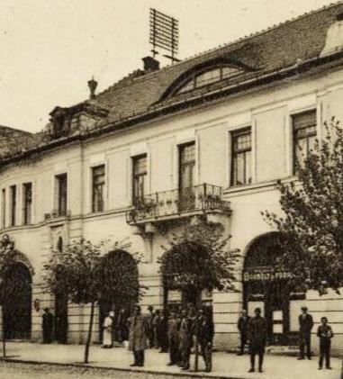 V. Városunk vezetékes telefonhálózata az épületek tetőzete fölött 1912-ben a Rákóczi fejedelem útja 24.