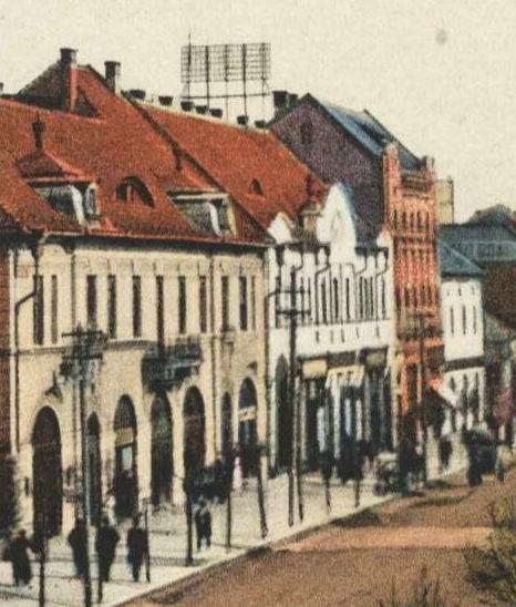 számú 2 plébánia épületen lévő kétlábú acélcső tetőtartóra csatlakoztak a légvezetékek, majd a római katolikus templomot és a Templom 3 (ma: Szabó Lőrinc utca)