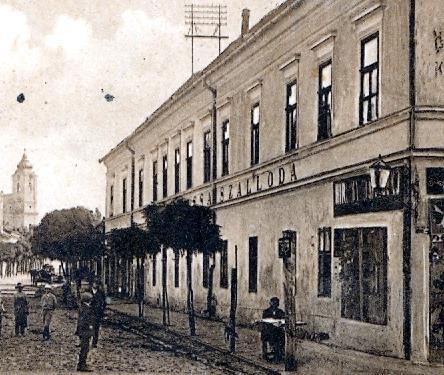 A Kossuth Lajos utcai elágazástól az utca páratlan oldali épületeinek tetőzetén létesült a légvezetékes acélcső tetőtartó irány másik ága.