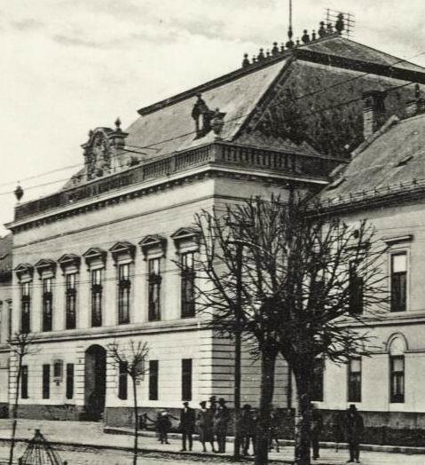 majd a megyeháza 6 tetőzetén lévő kétlábú acélcső tetőtartóra csatlakoztak.