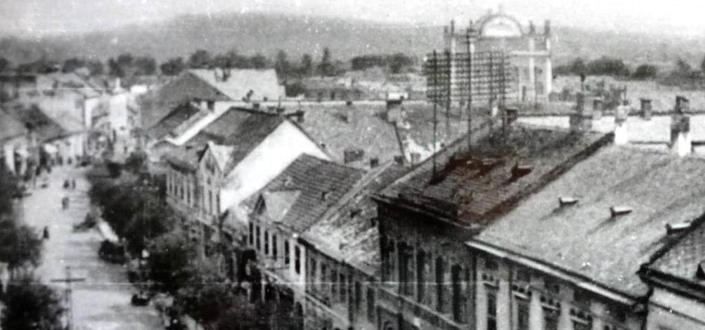 A Rákóczi fejedelem útja mind páros, mind páratlan oldali épületein az előfizetői légvezetékes áramkörök továbbvezetése érdekében megépültek az acélcső tetőtartók, amelyekről az előfizetői távbeszélő