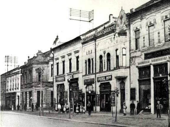 A postapalotában lévő távbeszélő központból a földalatti telefonkábel a szemben lévő Rákóczi fejedelem útja 33.