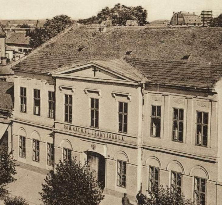 15 épített kétlábú acélcső tetőtartókon.