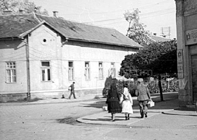 A Scitovszky János a mai Bajcsy-Zsilinszky Endre utca páratlan számozású épületei tetőzetén tovább haladva az irány a saroképületről