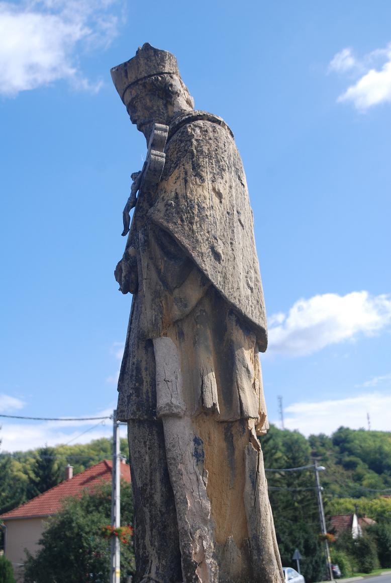 NEPOMUKI SZENT JÁNOS A híd déli oldali mellvédjének közepén Nepomuki Szent János kőszobra áll, melyet a rajta lévő