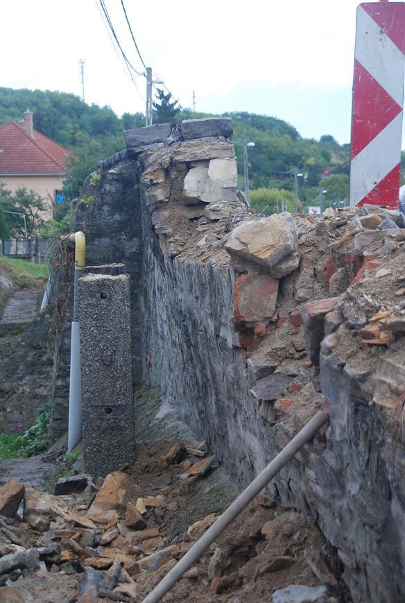 mészkő. Nyomószilárdsága a rétegekre merőlegesen közel 30 N/mm2.