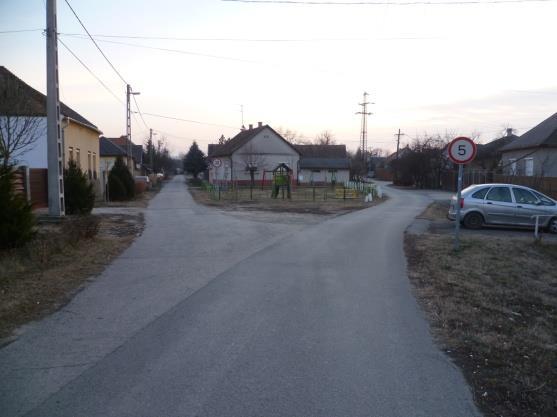 76. Mikszáth Kálmán utca Huszár utca kereszteződése Az útkereszteződésben közlekedési jelzőtábla került kihelyezésre. Az. képen nincs tisztázva az elsőbbségi jogviszony az adott útkereszteződésben.