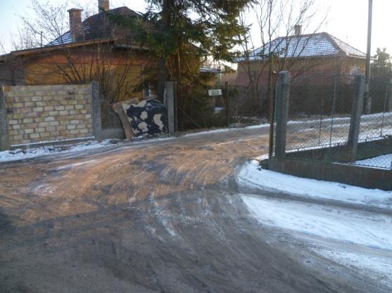 jelzőtáblát, azonban mivel főútvonalnak ki nem jelölt szilárd burkolatú út és földút