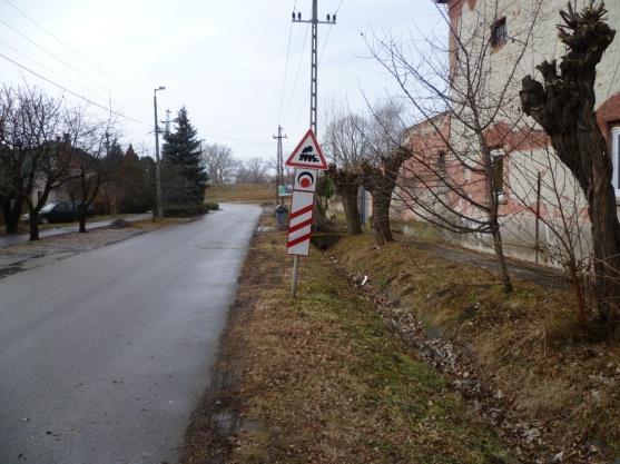 jelzőtábla, továbbá a kerékpáros útirányjelző tábla.