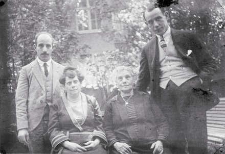 Egy további képen Ferencz, valószínűleg Gizella, Weisz mama és Simon látható Weisz tanulmányait a Nemzeti Zenedében tizenhárom éves korában, az 1906 1907-es tanévben kezdte, és húszéves korában, az