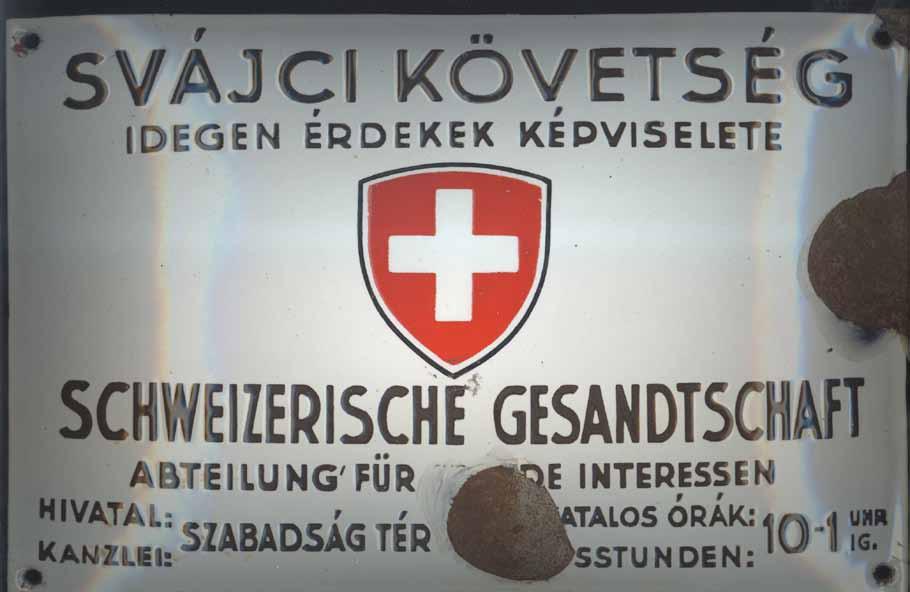 A svájci követség az Üvegház kapuján ezt a táblát helyezte el. Ágnes Hirschi gyűjteménye Horthy az erőteljes tiltakozások hatására 1944.