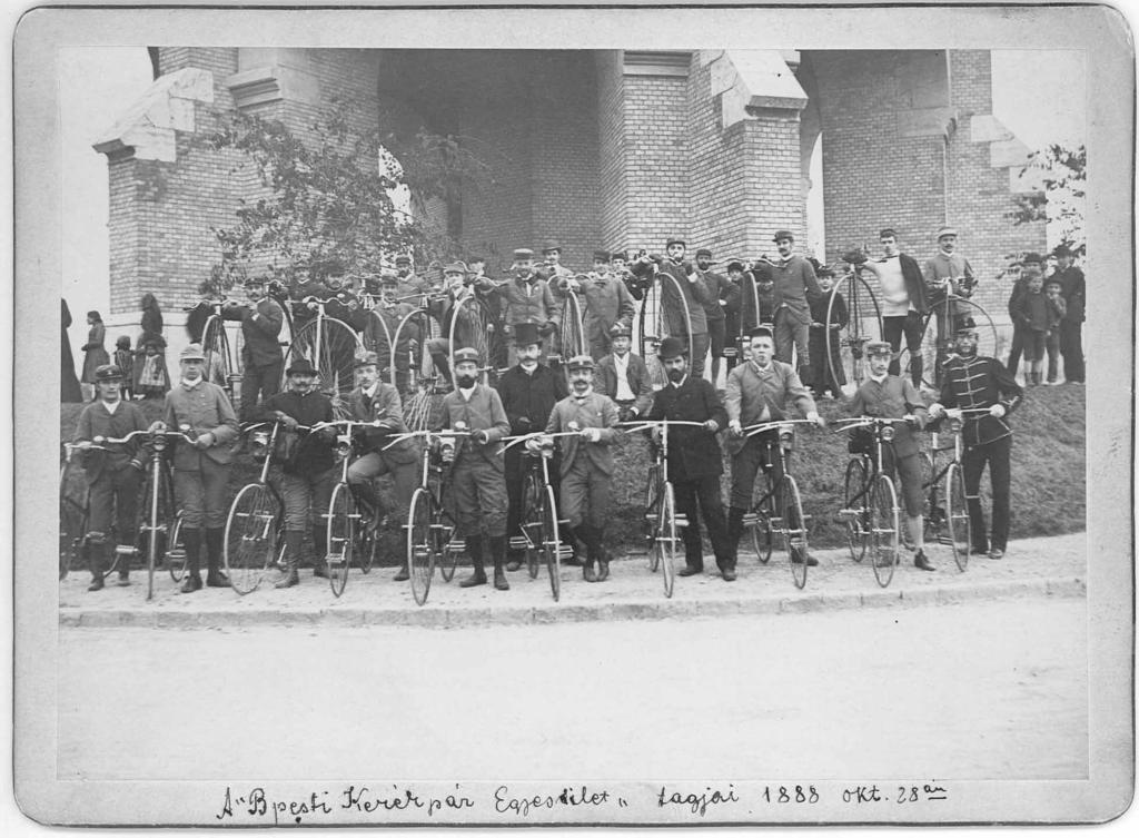 2. kép. Ismeretlen fényképész: A Budapesti Kerékpár Egyesület ragjai, 1888 1883-ra az egyesület tagsága 49 főre nőtt.