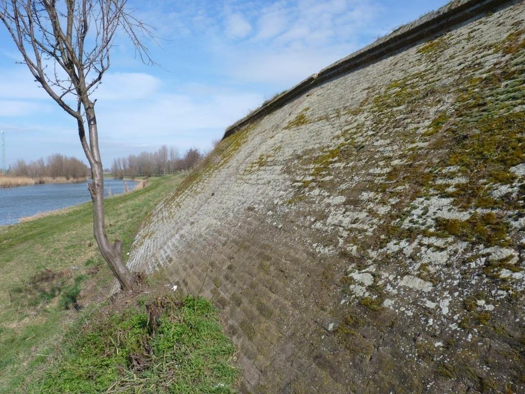 Sorszám: 9. A védendő objektum megnevezése: Holt-Tiszaparton téglával kirakott rakpart Vizsgálat ideje: Címe: Helyrajzi száma: 010. Javasolt védelem: 2002.