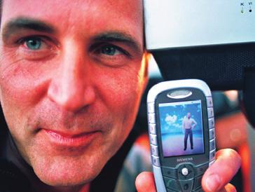 A muzikális készülék hordozható zenelejátszót (MP3 /AAC), sztereó FM rádiót, beépített hangszórót, digitális felvevôt, eredeti zenét felidézô fejlett csengôhangokat, valamint továbbfejlesztett