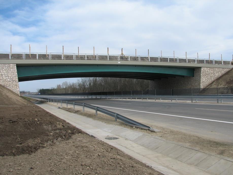 M6 autópálya Paks-Szekszárd szakasz vadátjáró hidak Egynyílású autópálya aluljárók előnyös tulajdonságai: két darab egyforma kialakítású alépítmény; funkció bővítéskor