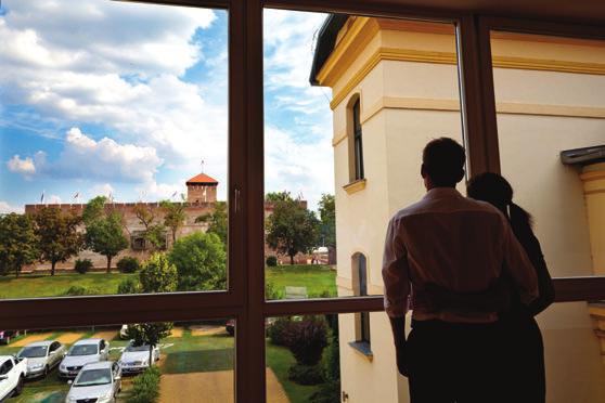 Elizabeth Hotel**** Gyula Elizabeth Hotel**** a Gyulai vár közvetlen szomszédságában elhelyezkedő, század elei hangulatot idéző szálloda a Várfürdőtől és az Almássy-kastélytól alig 200 méterre igazi