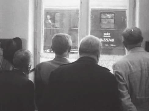 208 Venyercsán Dávid A fenti vitahelyzet és ellentétes ábrázolásstratégiák mellett a film múltbéli és jelenbéli átjárását szeretném röviden elemezni, pontosabban azokat a fogásait, amikkel a