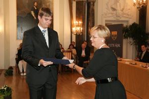 pályázat jutott. A nyertes pályázók közül Szeredi Kristóf a Magyar Állam- és Jogtörténeti Tanszék demonstrátora volt a 2011/2012-es tanévben.