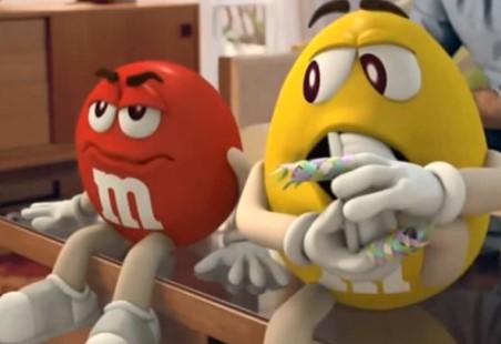Jó példája ennek az M&M s cukorka hirdetése (illetve hirdetései, mert a márka több reklámja is ezt a mintát követi), amelyben két csokigolyó ül az asztalon, miközben mögöttük két ember róluk