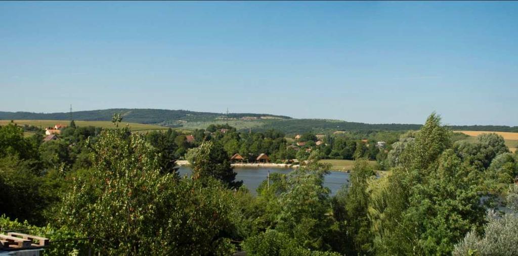 A központban található a Hangistálló, a Pelikán vendéglő, illetve egy park is kialakult ezen a területen.