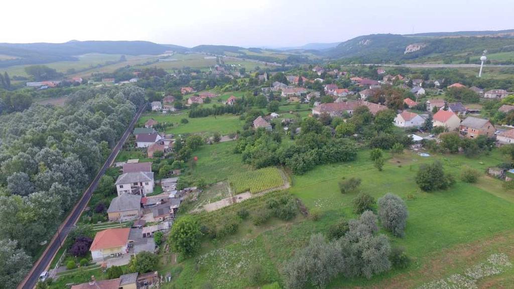 Óbarok a középkorig visszanyúló történetű település, mely a Közép - dunántúli régióban, a Vértes és a Gerecse hegység lábánál fejér megye északi részén helyezkedik el, a megyeszékhelytől 50