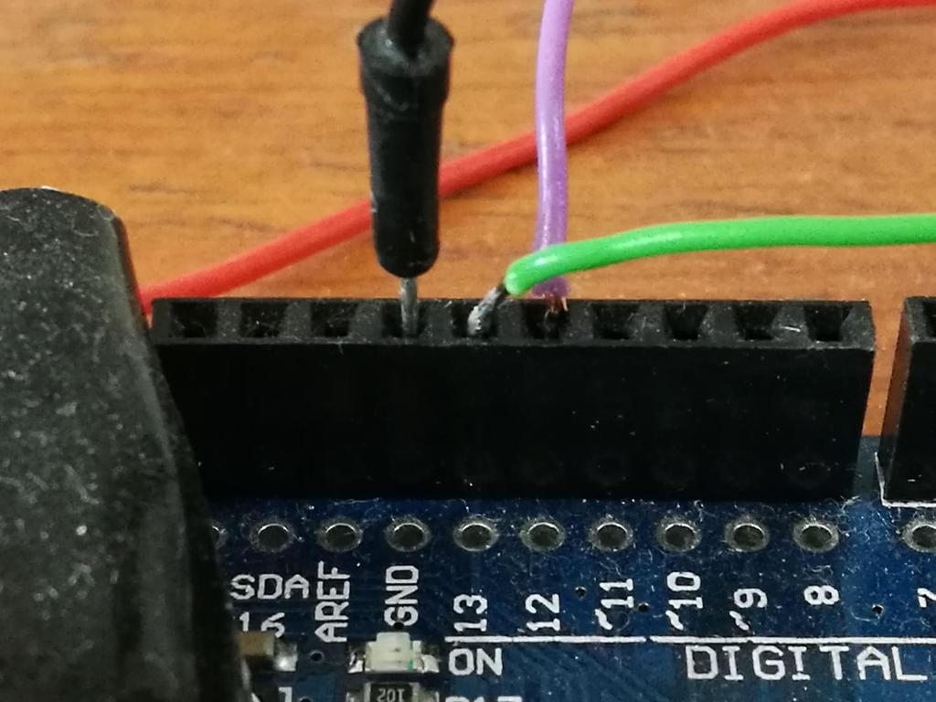 az Arduino 12-es és 13-as kimeneteivel fogjuk vezérelni a csatornák indítását, egy pillanatra (20ms ideig) nullára állítva a kimeneteket, azaz olyan, mintha leföldelnénk a csatorna bemenetét.