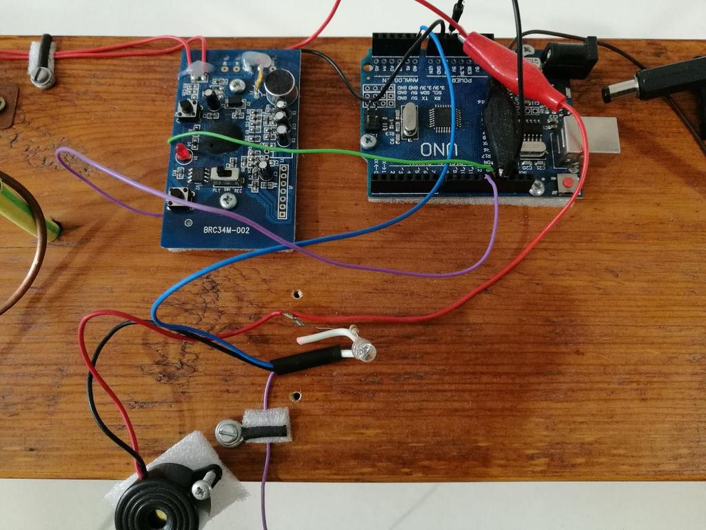 A teljes áramkör: a piros a +5V-hoz a fekete a GND-hez a