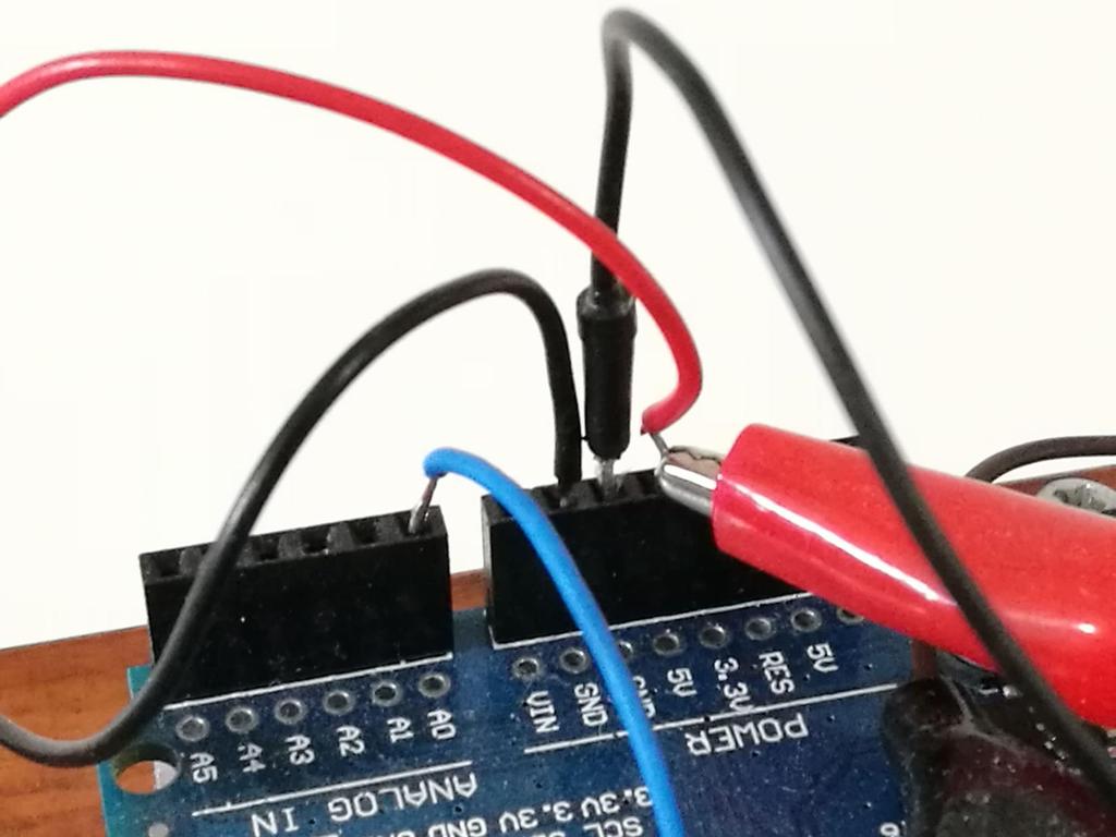 A vezetékek rákötése az Arduino-ra (áramellátás): piros a +-ról a hangrögzítő áramkörhöz fekete vezeték GND-ről