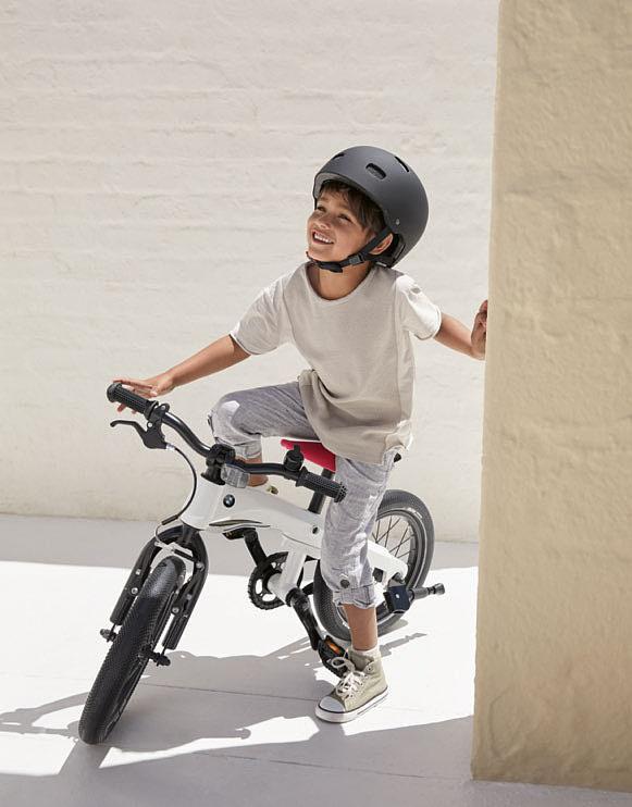 BMW Kidsbike Lábbal hajtható és pedálos kerékpár egyben: a hozzá