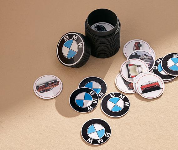 40 darab kerek kártyával, rajtuk gyönyörű, ikonikus BMW járművek