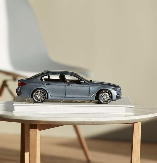 5-ös BMW miniatűr Forgatható kormánnyal és részletgazdag, flokkolt beltérrel.