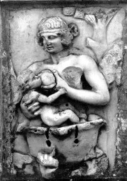 Egy ismeretlen anyaistennő-ábrázolás látható, aki csecsemőt szoptat, mögöttük egy fa van (7. kép). Jucker a gyermekben Dionysos/Sabaiost és Nysa nimfát véli felismerni.
