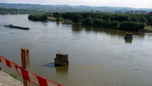 bázott híd, valamint a másik, amit azóta felépítettek. Lerombolt Duna-híd Újvidéken A vajdasági magyarok számára katasztrofális háború nyomai másutt is jól érzékelhetõk.