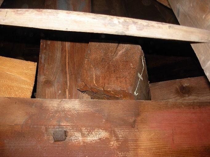 A vízelvezetést attika csatorna kialakítással oldották meg.