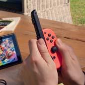 A Joy-Con függőlegesen vagy vízszintesen is használható, és akár a két kontrollert bal és jobb kézben